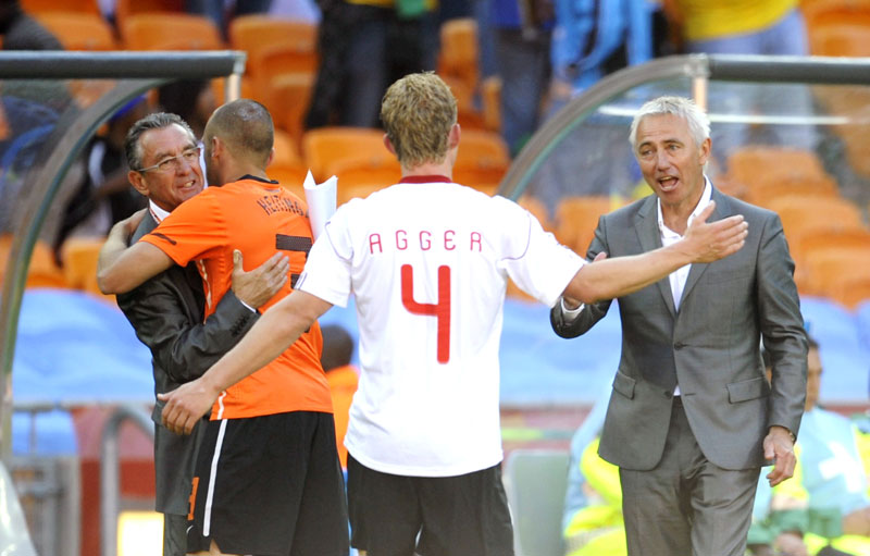 Bert van Marwijk (right) congratulates his players